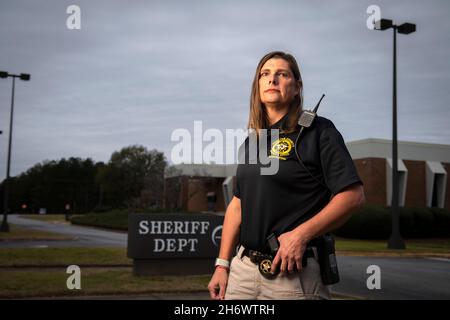 Perry, Georgia, USA. November 2021. Anna lange, Ermittler der Sheriff-Abteilung im Houston County, ist dankbar für den jährlichen Transgender Day of Remembrance am 20. November. Lange, 49, kämpfte jahrzehntelang mit ihrer Geschlechtsidentität und gab zu, wer sie wirklich war. Sie wurde in den Rang eines Sergeanten befördert und wird von ihren Gleichaltrigen respektiert, die zugaben, dass sie noch nie zuvor eine Transgender-Person getroffen hatten. Sie begann ihren Übergang im Jahr 2018 und die countyÃs-Versicherung hatte ihre Geschlechtsbestätigung genehmigt, aber dann lehnte sie ab, sie zu bezahlen, unter Berufung auf einen Versicherungsausschluss. Lange verklagte, ihr Fall i Stockfoto