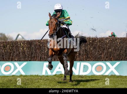 Datei-Foto vom 09-04-2021 von Fakir D'Oudairies, die von Mark Walsh auf ihrem Weg zum Gewinn der Marsh Chase beim Ladies Day des Randox Health Grand National Festival 2021 auf der Aintree Racecourse, Liverpool, gefahren wurden. Verbindungen von Fakir D'oudairies haben es nicht eilig, nach seinem überzeugenden Sieg in der Clonmel Oil Chase Pläne für den Sechsjährigen zu schmieden. Ausgabedatum: Donnerstag, 18. November 2021. Stockfoto