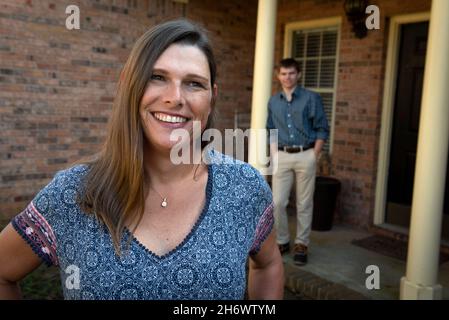 Perry, Georgia, USA. November 2021. Anna lange mit ihrem Sohn Riley ist wegen der Transgender-Pioniere, die vor ihr her kamen, hoffnungsvoll für ihre Zukunft. Der Ermittler der Sheriff-Abteilung im Houston County, 49, ist dankbar für den jährlichen Transgender Day of Remembrance am 20. November. Lange kämpfte jahrzehntelang mit ihrer Geschlechtsidentität und gab zu, wer sie wirklich war. Sie wurde in den Rang eines Sergeanten befördert und wird von ihren Gleichaltrigen respektiert, die zugaben, dass sie noch nie zuvor eine Transgender-Person getroffen hatten. Sie begann ihren Übergang 2018 und die countyÃs-Versicherung hatte ihre Geschlechtsbestätigung genehmigt Stockfoto