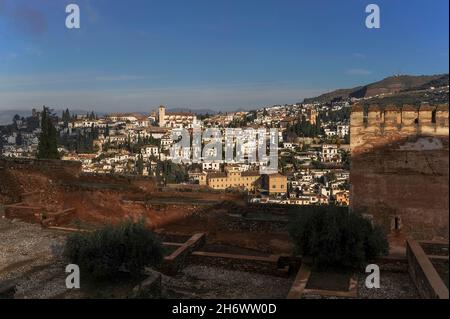 Der Glockenturm der Kirche San Nicolas aus dem 16. Jahrhundert, in Mudéjar und gotischen Baustilen erbaut, erhebt sich in der Mitte dieses Blickes vom Alhambra-Palast des Viertels Albaicín der Stadt Granada, Andalusien, Spanien Stockfoto