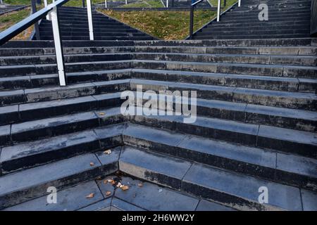 An einem sonnigen Herbsttag führt eine Treppe zum Aussichtspunkt auf dem Dach des International Convention Centre (MCK) in Katowice (SL). Stockfoto