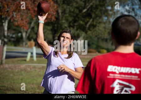 Perry, Georgia, USA. November 2021. Anna lange spielt mit ihrem 17-jährigen Sohn Riley zu Hause Fußball. Der Ermittler der Sheriff-Abteilung im Houston County ist dankbar für den jährlichen Transgender Day of Remembrance, der am 20. November begangen wurde. Lange kämpfte jahrzehntelang mit ihrer Geschlechtsidentität und gab zu, wer sie wirklich war. Sie wurde in den Rang eines Sergeanten befördert und wird von ihren Gleichaltrigen respektiert, die zugaben, dass sie noch nie zuvor eine Transgender-Person getroffen hatten. Sie begann ihren Übergang im Jahr 2018 und die countyÃs-Versicherung hatte ihre Geschlechtsbestätigung genehmigt, aber dann lehnte es ab, dafür zu bezahlen Stockfoto