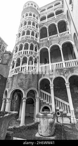 Die prächtige Wendeltreppe, mit Säulen und Bögen aus weißem Marmor, des Palastes Contarini del Bovolo in Venedig, im spätgotischen Stil der Stockfoto