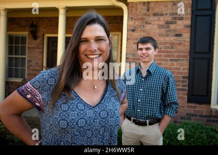 Perry, Georgia, USA. November 2021. Anna lange mit ihrem Sohn Riley ist wegen der Transgender-Pioniere, die vor ihr her kamen, hoffnungsvoll für ihre Zukunft. Der Ermittler der Sheriff-Abteilung im Houston County, 49, ist dankbar für den jährlichen Transgender Day of Remembrance am 20. November. Lange kämpfte jahrzehntelang mit ihrer Geschlechtsidentität und gab zu, wer sie wirklich war. Sie wurde in den Rang eines Sergeanten befördert und wird von ihren Gleichaltrigen respektiert, die zugaben, dass sie noch nie zuvor eine Transgender-Person getroffen hatten. Sie begann ihren Übergang 2018 und die countyÃs-Versicherung hatte ihre Geschlechtsbestätigung genehmigt Stockfoto