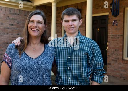 Perry, Georgia, USA. November 2021. Anna lange mit ihrem Sohn Riley ist wegen der Transgender-Pioniere, die vor ihr her kamen, hoffnungsvoll für ihre Zukunft. Der Ermittler der Sheriff-Abteilung im Houston County, 49, ist dankbar für den jährlichen Transgender Day of Remembrance am 20. November. Lange kämpfte jahrzehntelang mit ihrer Geschlechtsidentität und gab zu, wer sie wirklich war. Sie wurde in den Rang eines Sergeanten befördert und wird von ihren Gleichaltrigen respektiert, die zugaben, dass sie noch nie zuvor eine Transgender-Person getroffen hatten. Sie begann ihren Übergang 2018 und die countyÃs-Versicherung hatte ihre Geschlechtsbestätigung genehmigt Stockfoto