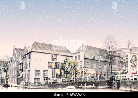 Winteransicht des niederländischen Stadtzentrums von Alkmaar mit Kanal, Brücke und Geschäften in den Niederlanden Stockfoto
