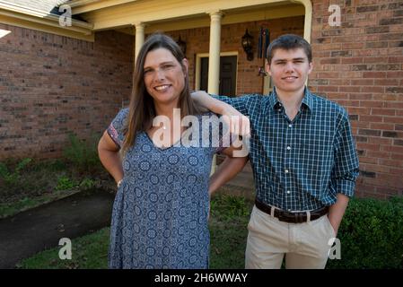 Perry, Georgia, USA. November 2021. Anna lange mit ihrem Sohn Riley ist wegen der Transgender-Pioniere, die vor ihr her kamen, hoffnungsvoll für ihre Zukunft. Der Ermittler der Sheriff-Abteilung im Houston County, 49, ist dankbar für den jährlichen Transgender Day of Remembrance am 20. November. Lange kämpfte jahrzehntelang mit ihrer Geschlechtsidentität und gab zu, wer sie wirklich war. Sie wurde in den Rang eines Sergeanten befördert und wird von ihren Gleichaltrigen respektiert, die zugaben, dass sie noch nie zuvor eine Transgender-Person getroffen hatten. Sie begann ihren Übergang 2018 und die countyÃs-Versicherung hatte ihre Geschlechtsbestätigung genehmigt Stockfoto