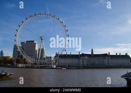 London Eye und County Hall an einem klaren, sonnigen Tag. London, Großbritannien. November 2021 Stockfoto