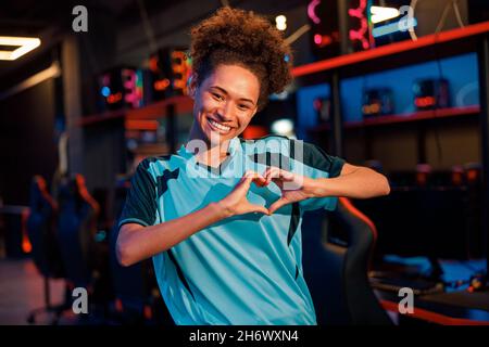 Frau eSports Spieler spielen gerne im Cyber Club Stockfoto