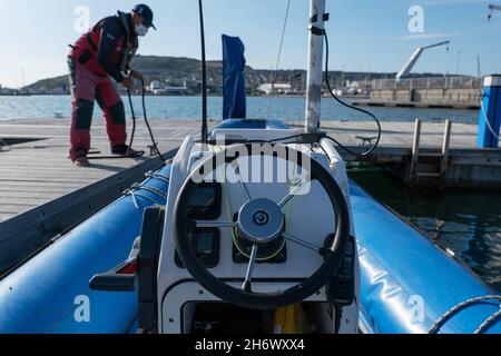 Tom Squires Windsurf Coach, Dom Tidey, bereitet die Rippe für ein Windsurf RS:X Training am 21st. Juli 2020 in Weymouth Bay, Dorset, vor. Stockfoto