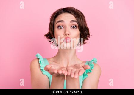 Foto von flirty bob Hairdo Millennial Dame Schlag Kuss tragen teal oben isoliert auf rosa Farbe Hintergrund Stockfoto