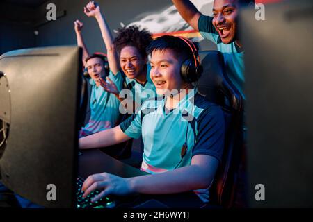 Team von professionellen Cybersport-Spielern feiert Erfolg im Gaming-Club Stockfoto