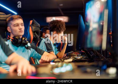Junge Gamer fühlt sich deprimiert, während sie im Cyber Club spielt Stockfoto