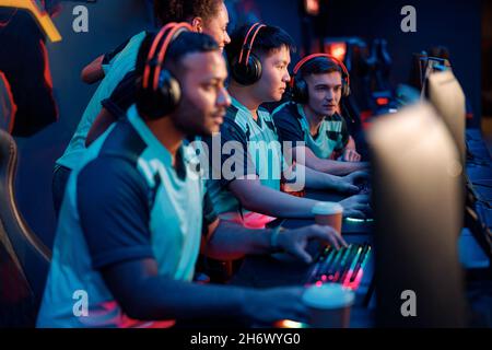 Cyber-Sportler, die an einem wichtigen Spiel im Gaming-Club teilnehmen Stockfoto