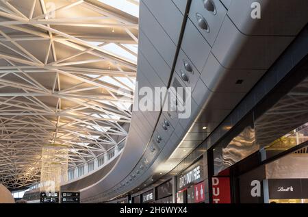 Flughafen Zürich, Schweiz - 05. November 2017: Inneneinrichtung des internationalen Flughafens in Zürich mit vielen Duty-Free-Shops, die luxuriöse gute Angebote bieten Stockfoto