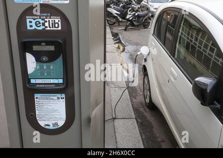 BELIB' DAS ÖFFENTLICHE NETZ VON LADESTATIONEN FÜR ELEKTROFAHRZEUGE IN PARIS Stockfoto