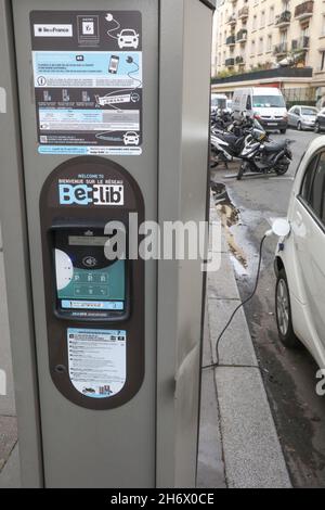 BELIB' DAS ÖFFENTLICHE NETZ VON LADESTATIONEN FÜR ELEKTROFAHRZEUGE IN PARIS Stockfoto