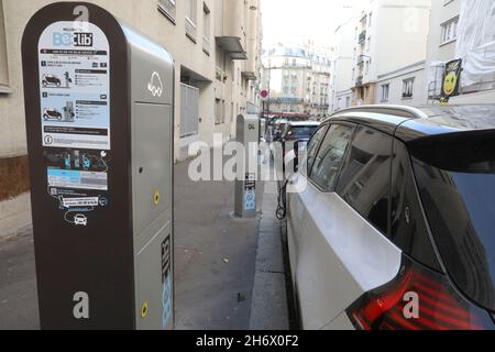 BELIB' DAS ÖFFENTLICHE NETZ VON LADESTATIONEN FÜR ELEKTROFAHRZEUGE IN PARIS Stockfoto