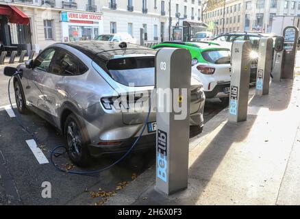 BELIB' DAS ÖFFENTLICHE NETZ VON LADESTATIONEN FÜR ELEKTROFAHRZEUGE IN PARIS Stockfoto