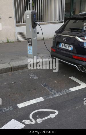 BELIB' DAS ÖFFENTLICHE NETZ VON LADESTATIONEN FÜR ELEKTROFAHRZEUGE IN PARIS Stockfoto