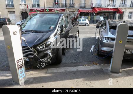 BELIB' DAS ÖFFENTLICHE NETZ VON LADESTATIONEN FÜR ELEKTROFAHRZEUGE IN PARIS Stockfoto