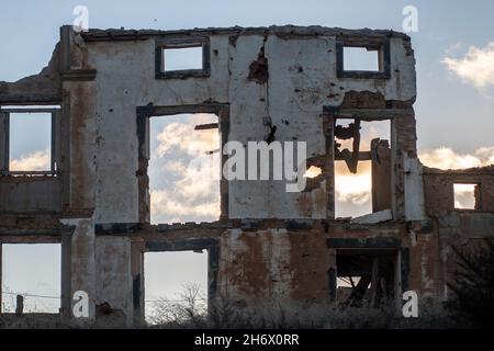 Zerstörte Häuser sind in Belchite zu sehen. Die Stadt Belchite ist bekannt für eine der symbolischen Schlachten des Spanischen Bürgerkrieges, die Schlacht von Belchite, Stockfoto