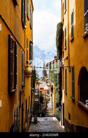 Enge gepflasterte Straße zwischen den alten Häusern der Stadt Varenna. Como, Italien Stockfoto