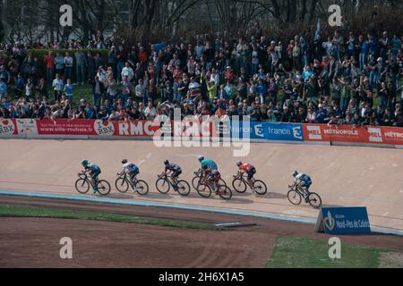 12/04/2015 Paris-Roubaix. Die Führungsgruppe der Fahrer betritt das Velodrom. Zdenek Stybar, Greg Van Avermaet, Lars Boom, Martin Elmiger, Jens Keukeleire, Stockfoto