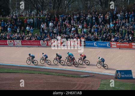 12/04/2015 Paris-Roubaix. Die Führungsgruppe der Fahrer betritt das Velodrom. Zdenek Stybar, Greg Van Avermaet, Lars Boom, Martin Elmiger, Jens Keukeleire, Stockfoto