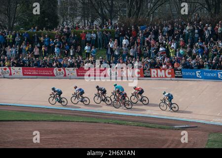 12/04/2015 Paris-Roubaix. Die Führungsgruppe der Fahrer betritt das Velodrom. Zdenek Stybar, Greg Van Avermaet, Lars Boom, Martin Elmiger, Jens Keukeleire, Stockfoto