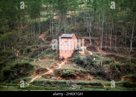 Das traditionelle gerammte Erdhaus des Hmong-Stammes in Lung Cu, Vietnam Stockfoto