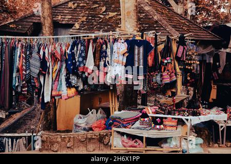 Shop Verkauf von Hmong traditionelle Kleidung und andere einheimische Artikel für touristische Souvenirs in Chiang rai, Thailand Stockfoto