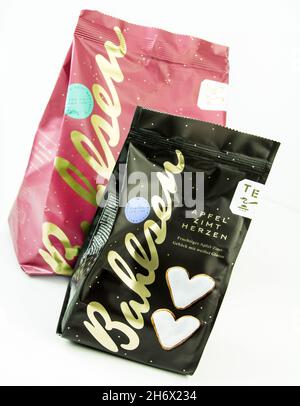 Hamburg, Deutschland - November 18 2021: Bahlsen Apfel Zimt Herzen Lebkuchen Brezeln in der Tüte auf weiss Stockfoto
