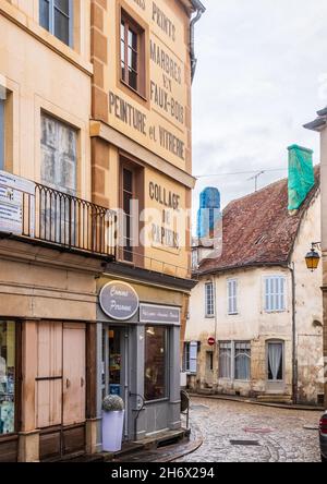 Gleich neben der Rue Buffon in Semur-en-Auxois befindet sich die Rue du Vieux Marché, mit attraktiven Schriftzügen über einem Geschäft, das heute ein Bekleidungsgeschäft ist. Stockfoto