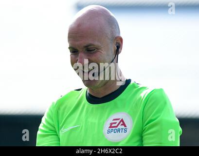 LONDON, ENGLAND - 3. OKTOBER 2021: Der englische Schiedsrichter Anthony Taylor stellte sich vor dem Spiel der Premier League 2021-22 in der Spielwoche 7 zwischen dem FC Crystal Palace und dem FC Leicester City im Selhurst Park vor. Copyright: Cosmin Iftode/Picstaff Stockfoto