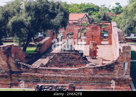 Alte Tempelruinen in Wat Choeng Tha, Teil des berühmten Ayutthaya Historical Park in Thailand Stockfoto