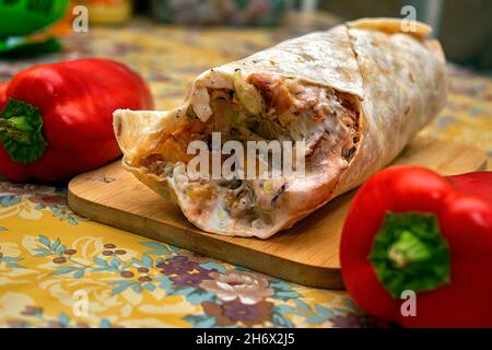 Saftig leckere Shaorma mit Gemüse und Knoblauchsauce in einem türkischen donner hergestellt Stockfoto