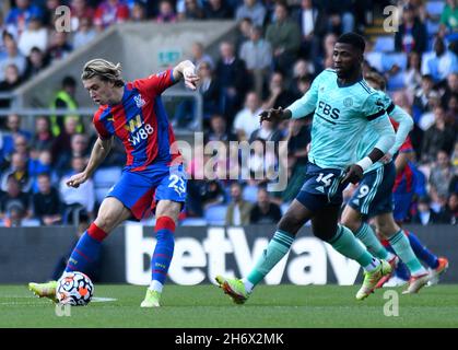 LONDON, ENGLAND - 3. OKTOBER 2021: Conor John Gallagher von Palace und Kelechi Iheanacho von Leicester, aufgenommen während des Spielwochenspiels der Premier League 7 zwischen Crystal Palace FC und Leicester City FC im Selhurst Park in der Spielwoche 2021-22. Copyright: Cosmin Iftode/Picstaff Stockfoto