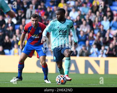 LONDON, ENGLAND - 3. OKTOBER 2021: James McFarlane McArthur von Palace und Ademola Lookman von Leicester, aufgenommen während des Spielwochenspiels der Premier League 7 zwischen Crystal Palace FC und Leicester City FC im Selhurst Park in der Spielwoche 2021-22. Copyright: Cosmin Iftode/Picstaff Stockfoto