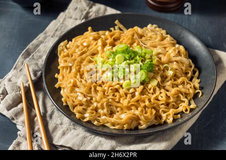 Hausgemachte würzige Soja-Scallion-Nudeln bereit zum Essen Stockfoto