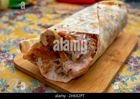 Saftig leckere Shaorma mit Gemüse und Knoblauchsauce in einem türkischen donner hergestellt Stockfoto