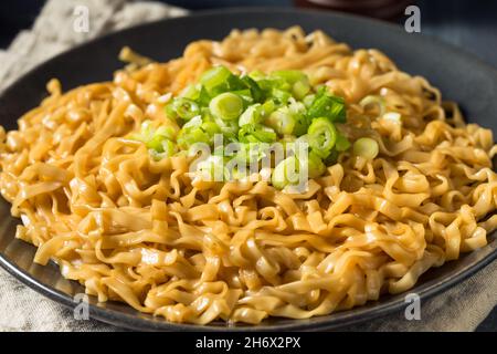 Hausgemachte würzige Soja-Scallion-Nudeln bereit zum Essen Stockfoto