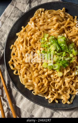 Hausgemachte würzige Soja-Scallion-Nudeln bereit zum Essen Stockfoto