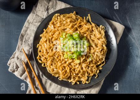Hausgemachte würzige Soja-Scallion-Nudeln bereit zum Essen Stockfoto