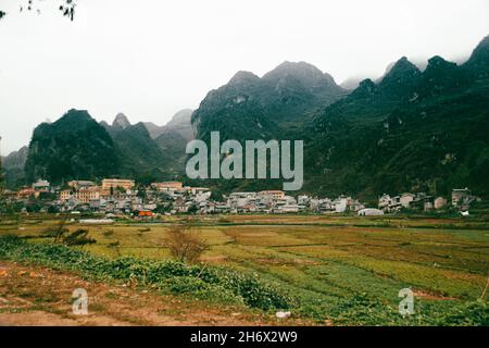 Landschaftlich reizvolle Aussicht auf die nebligen Karstberge im ländlichen Stadtteil Bac Son in der Provinz lang Son in Vietnam Stockfoto