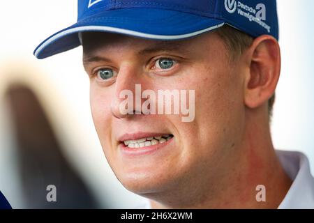 Lusail, Katar - 18/11/2021, SCHUMACHER Mick (ger), Haas F1 Team VF-21 Ferrari, Portrait während des Formel 1 Ooredoo Qatar Grand Prix 2021, 20. Lauf der FIA Formel 1 Weltmeisterschaft 2021 vom 19. Bis 21. November 2021 auf dem Losail International Circuit, in Lusail, Katar - Foto: Florent Gooden/DPPI/LiveMedia Stockfoto