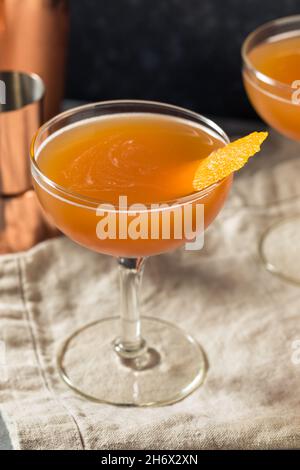 Erfrischender Blut- und Sandcocktail mit Orange und Scotch Stockfoto