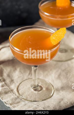 Erfrischender Blut- und Sandcocktail mit Orange und Scotch Stockfoto