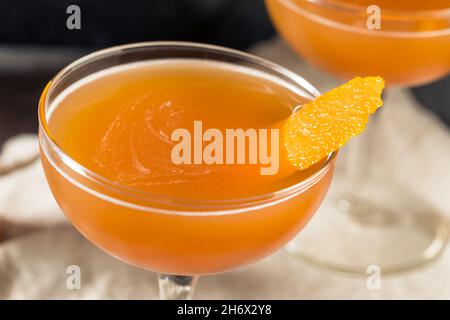 Erfrischender Blut- und Sandcocktail mit Orange und Scotch Stockfoto