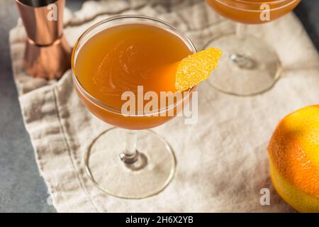 Erfrischender Blut- und Sandcocktail mit Orange und Scotch Stockfoto